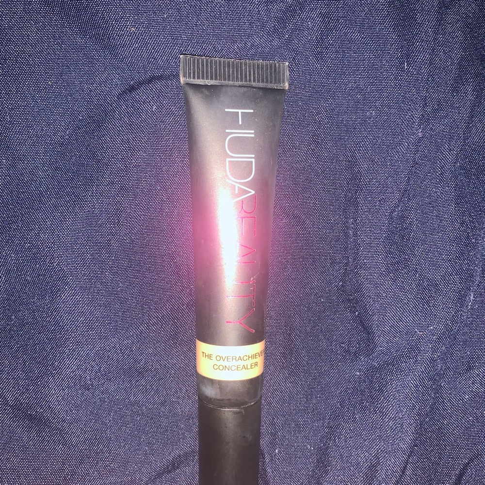 HUDA Concealer - Picture 2 of 3